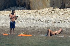 Красотка Хайди Клум топлесс на пляже в Италии фото #9