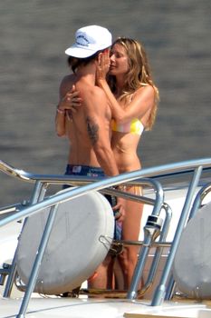 Красотка Хайди Клум топлесс на пляже в Италии фото #14