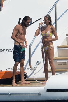 Красотка Хайди Клум топлесс на пляже в Италии фото #16