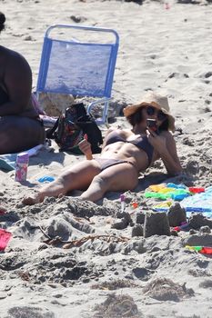 Красивая попка Дженны Дуан в бикини на пляже Малибу фото #4