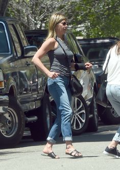 Торчащие соски Дженнифер Энистон на улицах Лос-Анджелеса фото #4