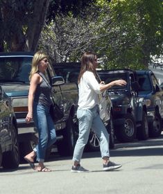 Торчащие соски Дженнифер Энистон на улицах Лос-Анджелеса фото #8