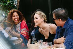 Торчащие соски Дженнифер Лоуренс сквозь платье на мероприятии в Нью-Йорке фото #6