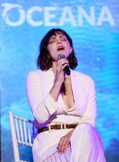 Глубокое декольте Кэтрин МакФи на публичном мероприятии фото #7