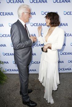 Глубокое декольте Кэтрин МакФи на публичном мероприятии фото #11