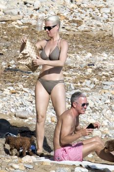 Красотка Кэти Перри в сексуальном бикини на Ибице фото #4