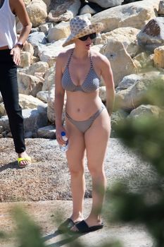 Красотка Кэти Перри в сексуальном бикини на Ибице фото #12