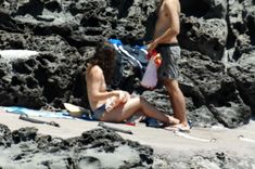 Красотка Кира Найтли топлесс на пляже в Италии фото #1