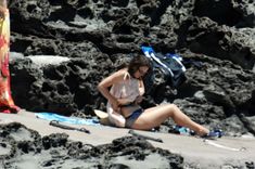 Красотка Кира Найтли топлесс на пляже в Италии фото #6