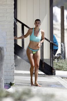 Красотка Келли Рорбах в ярком бикини на пляже Малибу фото #3