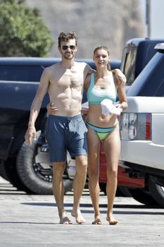 Красотка Келли Рорбах в ярком бикини на пляже Малибу фото #13