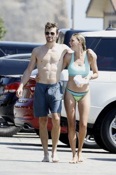 Красотка Келли Рорбах в ярком бикини на пляже Малибу фото #14