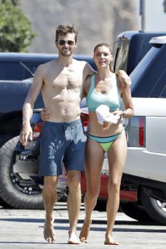 Красотка Келли Рорбах в ярком бикини на пляже Малибу фото #15