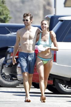 Красотка Келли Рорбах в ярком бикини на пляже Малибу фото #16