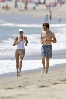 Красотка Келли Рорбах в ярком бикини на пляже Малибу фото #17