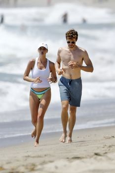 Красотка Келли Рорбах в ярком бикини на пляже Малибу фото #18