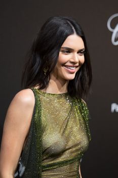 Голая грудь Кендалл Дженнер в абсолютно прозрачном наряде в Каннах фото #2