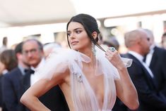 Голая грудь Кендалл Дженнер в абсолютно прозрачном наряде на Каннском кинофестивале фото #1