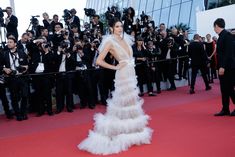 Голая грудь Кендалл Дженнер в абсолютно прозрачном наряде на Каннском кинофестивале фото #7