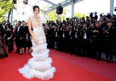 Голая грудь Кендалл Дженнер в абсолютно прозрачном наряде на Каннском кинофестивале фото #8