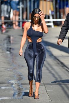 Торчащие соски Ким Кардашьян в сексуальном наряде на улицах Лос-Анджелеса фото #3