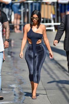 Торчащие соски Ким Кардашьян в сексуальном наряде на улицах Лос-Анджелеса фото #4