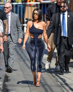 Торчащие соски Ким Кардашьян в сексуальном наряде на улицах Лос-Анджелеса фото #5