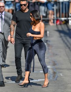 Торчащие соски Ким Кардашьян в сексуальном наряде на улицах Лос-Анджелеса фото #6