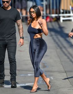 Торчащие соски Ким Кардашьян в сексуальном наряде на улицах Лос-Анджелеса фото #8