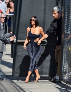 Торчащие соски Ким Кардашьян в сексуальном наряде на улицах Лос-Анджелеса фото #9