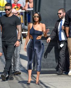 Торчащие соски Ким Кардашьян в сексуальном наряде на улицах Лос-Анджелеса фото #13