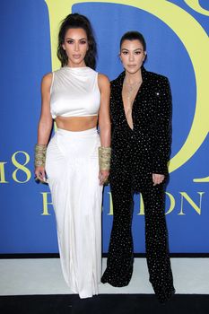 Безумно сексуальная Ким Кардашьян без лифчика на CFDA Fashion Awards фото #6