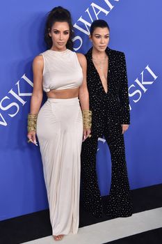 Безумно сексуальная Ким Кардашьян без лифчика на CFDA Fashion Awards фото #16