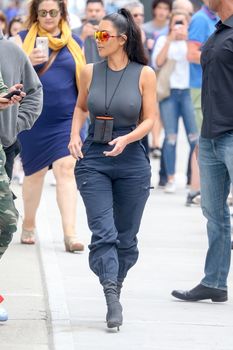 Аппетитные соски Ким Кардашьян в обтягивающем наряде на улицах Нью-Йорка фото #4
