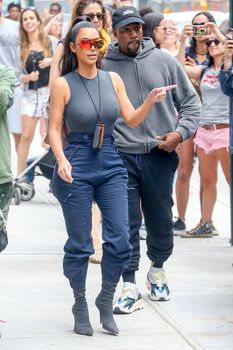 Аппетитные соски Ким Кардашьян в обтягивающем наряде на улицах Нью-Йорка фото #6