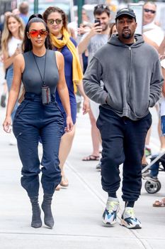 Аппетитные соски Ким Кардашьян в обтягивающем наряде на улицах Нью-Йорка фото #7