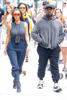 Аппетитные соски Ким Кардашьян в обтягивающем наряде на улицах Нью-Йорка фото #8