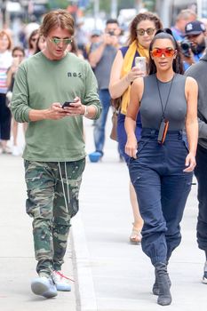 Аппетитные соски Ким Кардашьян в обтягивающем наряде на улицах Нью-Йорка фото #11