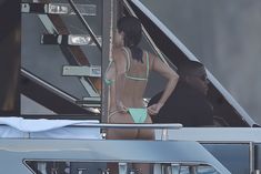 Соблазнительная Кортни Кардашян в бикини на пляже в Портофино фото #6