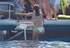 Соблазнительная Кортни Кардашян в бикини на пляже в Портофино фото #7