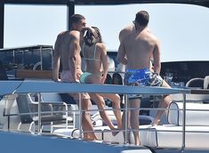 Соблазнительная Кортни Кардашян в бикини на пляже в Портофино фото #9