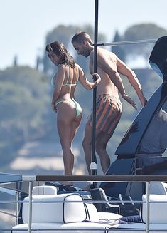 Соблазнительная Кортни Кардашян в бикини на пляже в Портофино фото #10