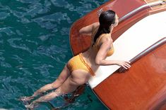Аппетитная попка Кортни Кардашян в сексуальном бикини на лодочной прогулке в Италии фото #2