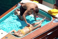 Аппетитная попка Кортни Кардашян в сексуальном бикини на лодочной прогулке в Италии фото #7