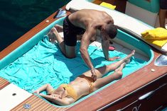 Аппетитная попка Кортни Кардашян в сексуальном бикини на лодочной прогулке в Италии фото #8