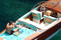 Аппетитная попка Кортни Кардашян в сексуальном бикини на лодочной прогулке в Италии фото #10