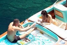 Аппетитная попка Кортни Кардашян в сексуальном бикини на лодочной прогулке в Италии фото #16