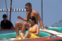 Аппетитная попка Кортни Кардашян в сексуальном бикини на лодочной прогулке в Италии фото #17