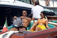 Аппетитная попка Кортни Кардашян в сексуальном бикини на лодочной прогулке в Италии фото #18