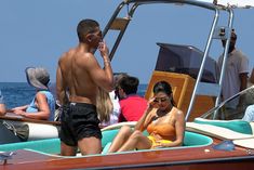 Аппетитная попка Кортни Кардашян в сексуальном бикини на лодочной прогулке в Италии фото #19